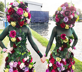 spring flower head girls - walkabout - Femmes de Fleurs living flower act hie