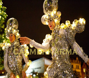 MIRROR THEMED ENTERTAINMENT TO HIRE - STUNNING LED MIRROR BALL STILTS TO HIRE UK