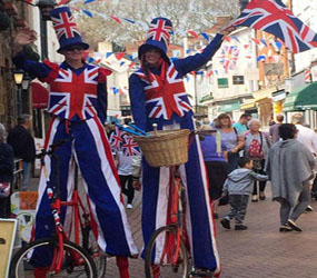 OLYMPIC SPORTS ACTS TO HIRE - GB CYCLING TEAM STILTS ON BIKES HIRE 