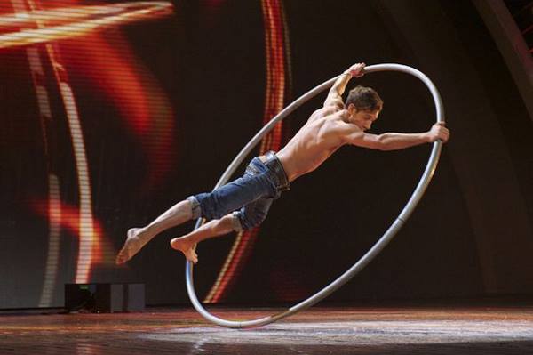 CIRCUS THEMED ENTERTAINMENT - CYR WHEEL ACT