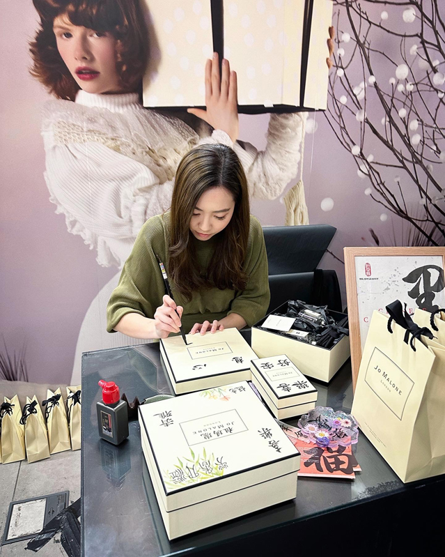 CHINESE CALLIGRAPHERS TO HIRE TO CUSTOMISE PRODUCTS FOR GUESTS AT YOUR LUNAR NEW YEAR EVENT