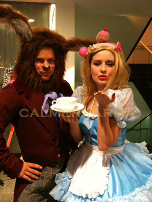 ALICE IN WONDERLAND THEMED PALM READER 