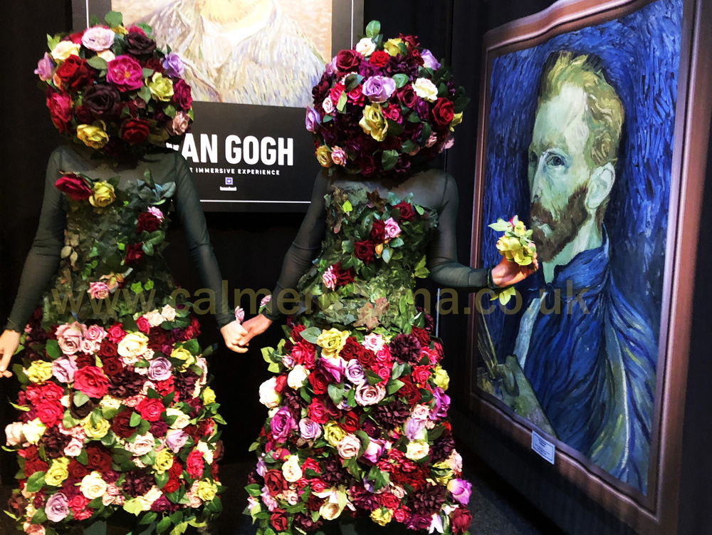 Femmes de fleur Floral Act to hire - Van Gogh Exhibition Entertainment