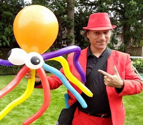 BRITISH SEASIDE THEMED ACTS - THEATRICAL BALLOON TWISTERS - OCTOPUS, BUCKET AND SPADE, FISH BALLOON SCULPTURES AND HATS - HIRE FUN SEASIDE THEMED ENTERTAINMENT