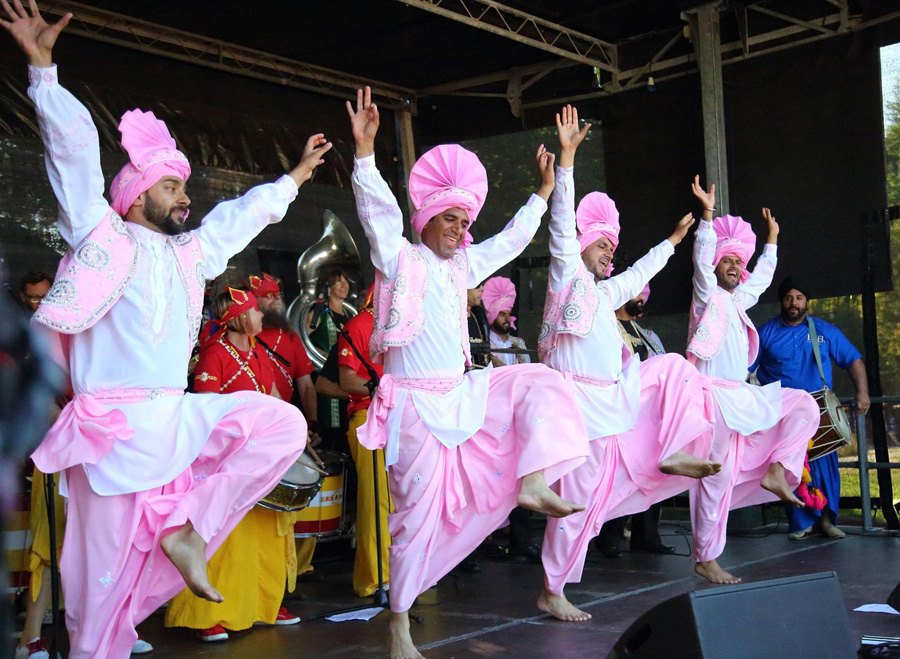 Bhangra dancers and Indian dhol drummers for your Bollywood party; London  and UK