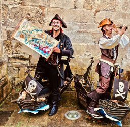 Sea & Water themed Entertainment - Gliding Pirates - Land ahoy! 